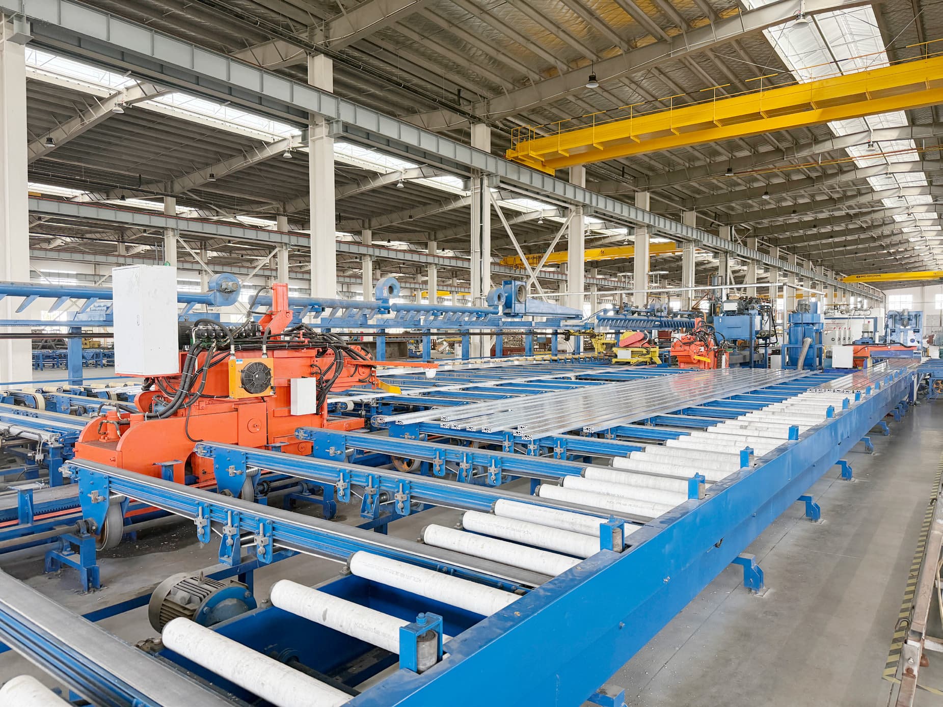 Aluminum extrusion production line with roller conveyors
